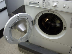 Washing machine with an open door